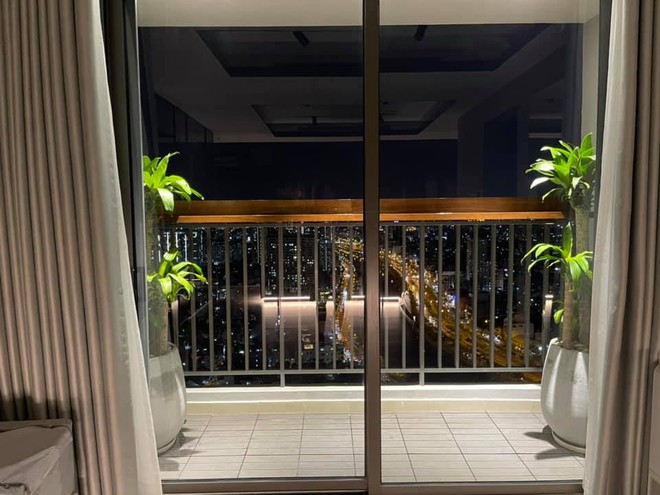 B&ecirc;n trong căn hộ 20 tỷ của Trấn Th&agrave;nh: Kh&ocirc;ng gian xịn đ&eacute;t, g&oacute;c n&agrave;o cũng đẹp như showroom, đỉnh nhất l&agrave; chiếc sofa Ph&aacute;p gần 700 triệu đặt giữa nh&agrave; - Ảnh 2.