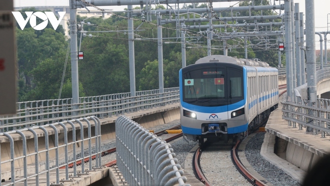 Tàu metro số 1 TP.HCM chạy thử qua 8 nhà ga trên cao - Ảnh 3.