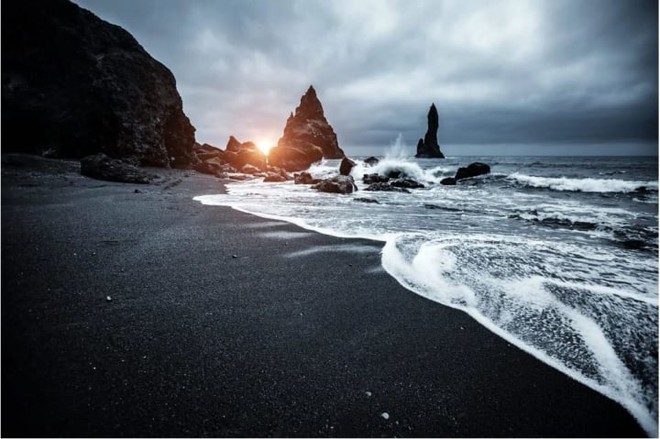 Chi&ecirc;m ngưỡng b&atilde;i biển c&aacute;t đen Reynisfjara kỳ lạ, kh&ocirc;ng ai được tắm ở Iceland - Ảnh 3.