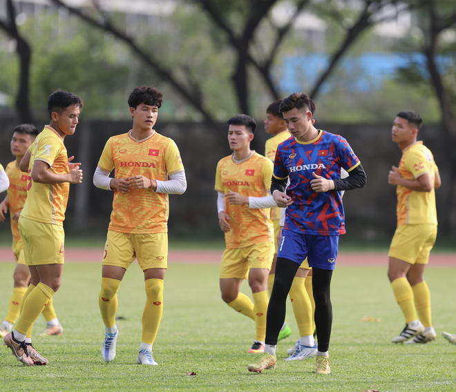 U22 Việt Nam hứng khởi trong buổi tập đầu ti&ecirc;n tại Phnom Penh - Ảnh 6.