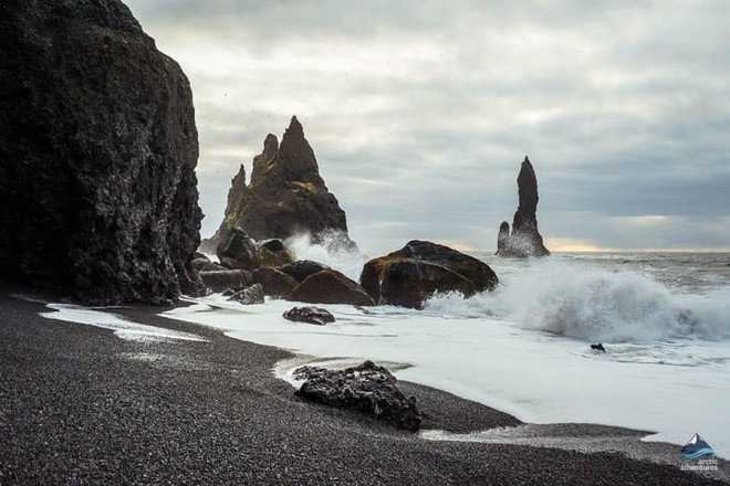 Chi&ecirc;m ngưỡng b&atilde;i biển c&aacute;t đen Reynisfjara kỳ lạ, kh&ocirc;ng ai được tắm ở Iceland - Ảnh 2.