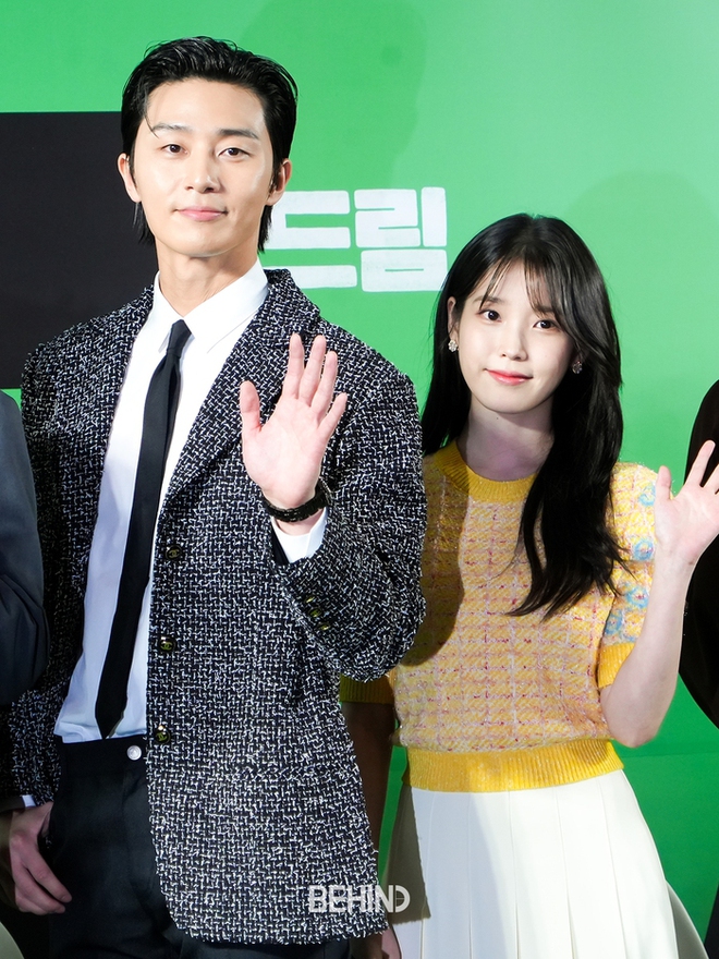 Park Seo Joon khiến người h&acirc;m mộ tan chảy với h&agrave;nh động ga lăng d&agrave;nh cho IU - Ảnh 2.