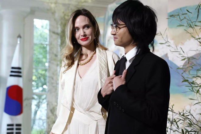 Angelina Jolie và con trai cả dự quốc yến, kiểu tóc mới của Maddox gây chú ý - Ảnh 5.