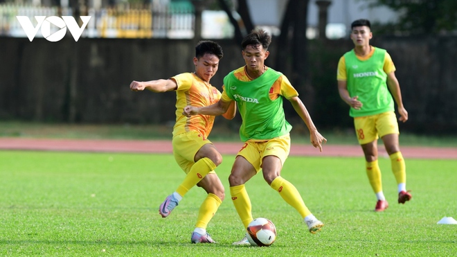 U22 Việt Nam vất vả rèn quân trước SEA Games 32 dưới thời tiết nắng gắt ở Campuchia - Ảnh 11.