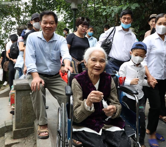 Hai con khiêng mẹ 87 tuổi vượt gần 500 bậc đá lên đỉnh núi dâng hương Vua Hùng - Ảnh 2.