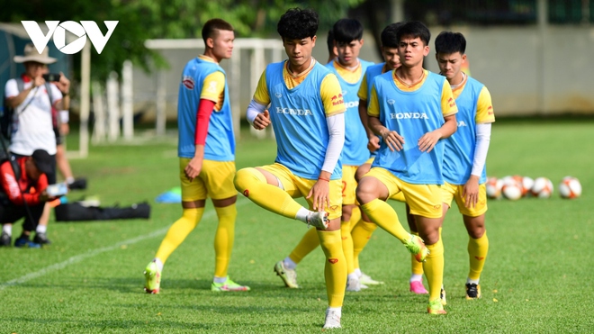 U22 Việt Nam vất vả rèn quân trước SEA Games 32 dưới thời tiết nắng gắt ở Campuchia - Ảnh 2.