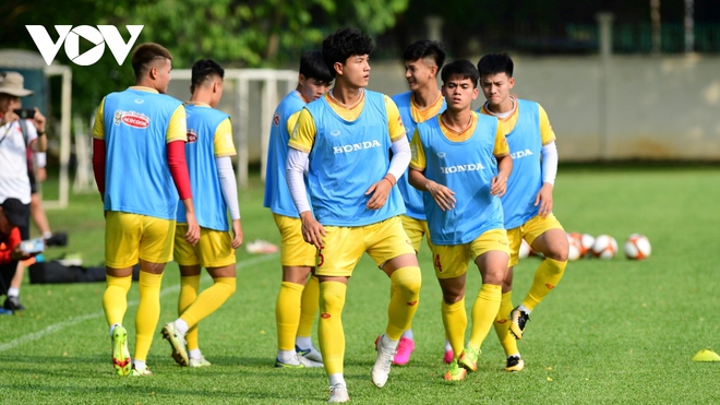 U22 Việt Nam vất vả rèn quân trước SEA Games 32 dưới thời tiết nắng gắt ở Campuchia - Ảnh 1.