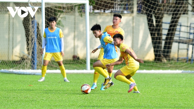 U22 Việt Nam vất vả rèn quân trước SEA Games 32 dưới thời tiết nắng gắt ở Campuchia - Ảnh 10.