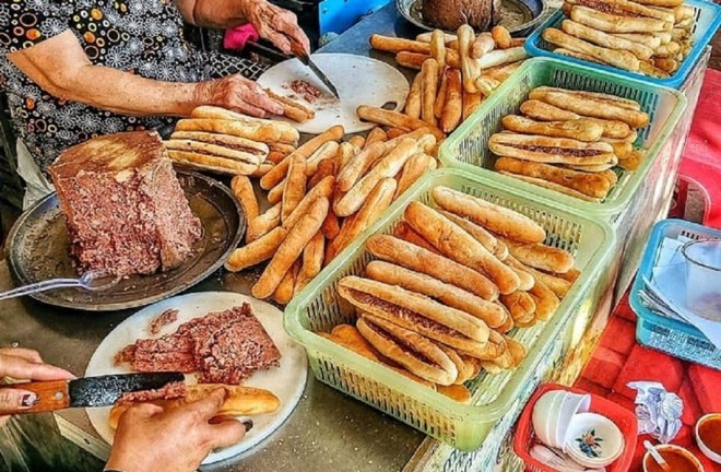 Bánh mì que Hải Phòng - quà bình dân nức lòng thực khách - Ảnh 1.