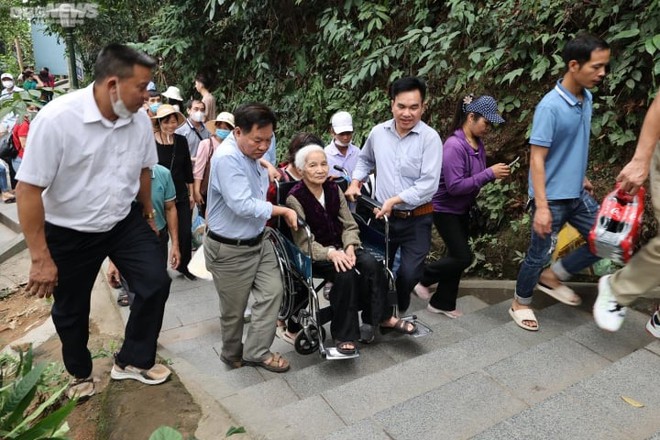 Hai con khiêng mẹ 87 tuổi vượt gần 500 bậc đá lên đỉnh núi dâng hương Vua Hùng - Ảnh 1.