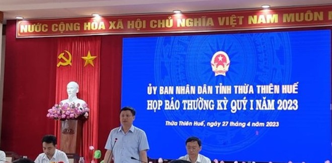 C&ocirc; gi&aacute;o ở Huế bị kho&aacute; tay, cưỡng chế khỏi lớp học: L&atilde;nh đạo tỉnh chỉ đạo xử l&yacute; - Ảnh 1.