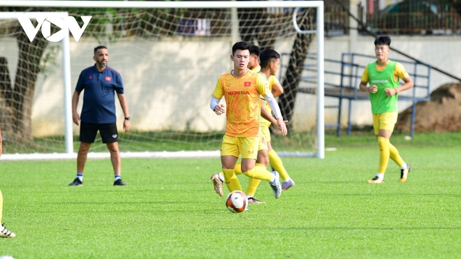 U22 Việt Nam vất vả rèn quân trước SEA Games 32 dưới thời tiết nắng gắt ở Campuchia - Ảnh 9.