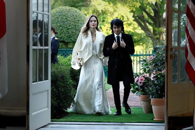 Angelina Jolie và con trai cả dự quốc yến, kiểu tóc mới của Maddox gây chú ý - Ảnh 2.