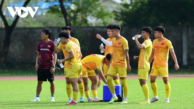 U22 Việt Nam vất vả rèn quân trước SEA Games 32 dưới thời tiết nắng gắt ở Campuchia - Ảnh 8.