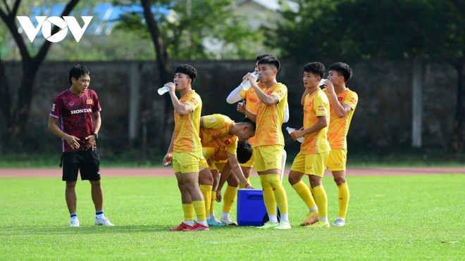 U22 Việt Nam vất vả rèn quân trước SEA Games 32 dưới thời tiết nắng gắt ở Campuchia - Ảnh 7.