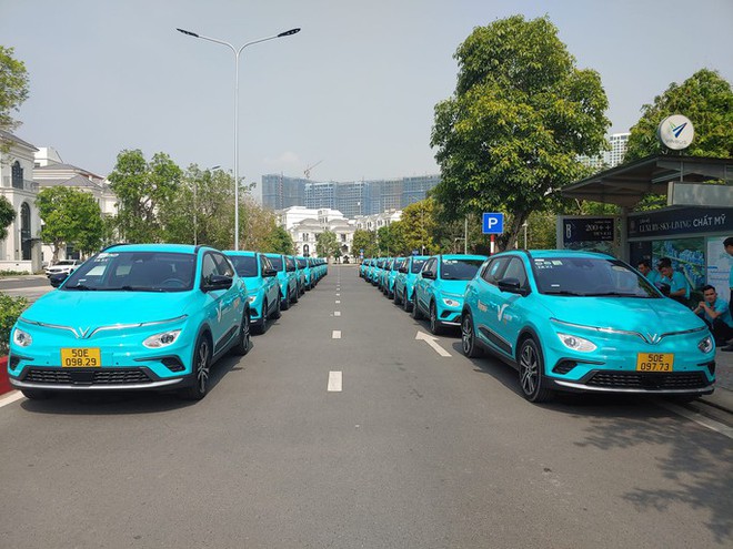 Cận cảnh hàng trăm taxi điện của tỉ phú Phạm Nhật Vượng tại TP.HCM - Ảnh 2.
