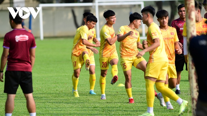 U22 Việt Nam vất vả rèn quân trước SEA Games 32 dưới thời tiết nắng gắt ở Campuchia - Ảnh 3.