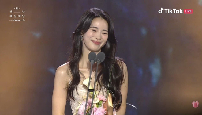 &Aacute;c nữ phim The Glory xuất hiện lẻ b&oacute;ng, bị vấp tr&ecirc;n thảm đỏ Baeksang 2023 - Ảnh 7.