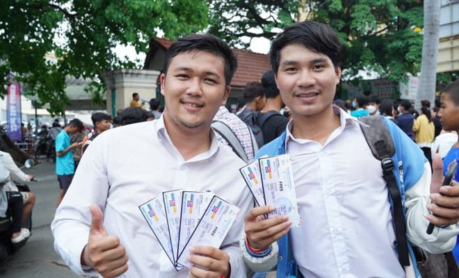 CĐV vất vả t&igrave;m v&eacute; xem U22 Việt Nam ở SEA Games 32 - Ảnh 1.