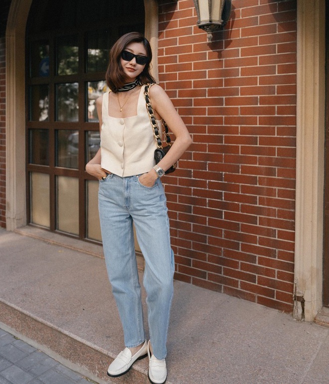 10 c&aacute;ch diện quần jeans đơn giản m&agrave; nổi bần bật để đi chơi lễ - Ảnh 1.