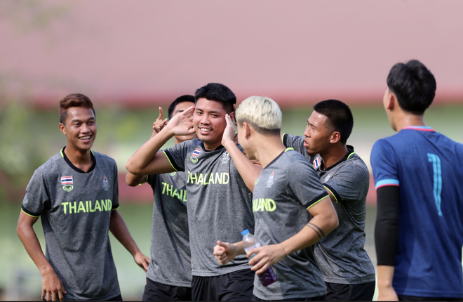 Kh&aacute;c biệt cực lớn giữa buổi tập của U22 Việt Nam v&agrave; U22 Th&aacute;i Lan - Ảnh 7.