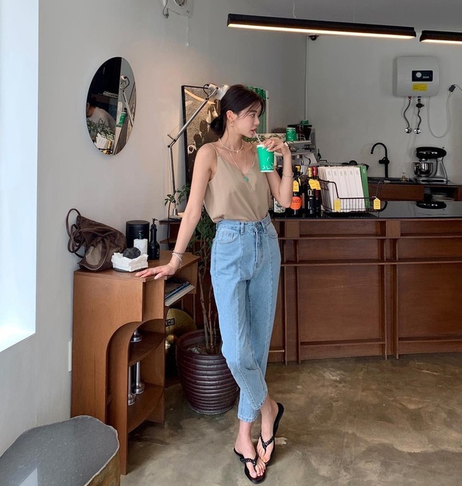 10 c&aacute;ch diện quần jeans đơn giản m&agrave; nổi bần bật để đi chơi lễ - Ảnh 7.