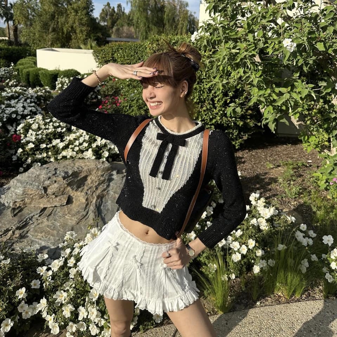 Lisa is finally wearing a short-sleeved shirt to show off her tattoo to satisfy fans!  - Photo 2.