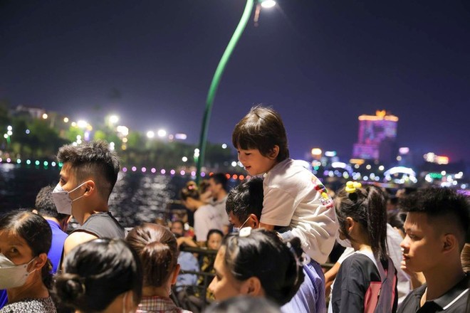 Biển người đổ về Công viên Văn Lang xem pháo hoa tại Lễ hội Đền Hùng - Ảnh 5.