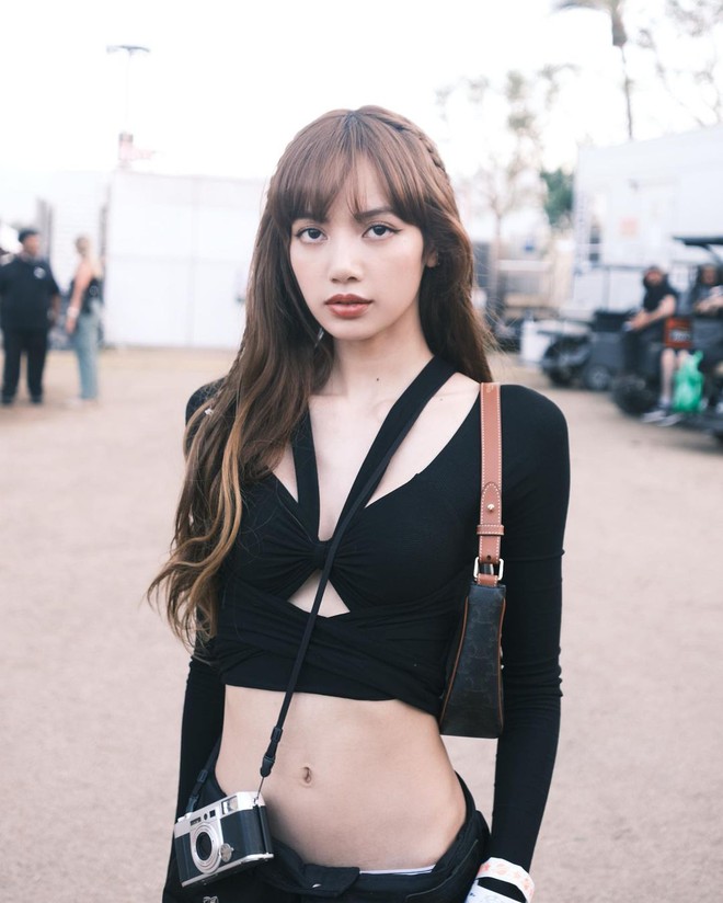 Just sitting in a foggy place, Lisa (BLACKPINK) still makes fans "crushing"  with a rare sexy image - Photo 6.