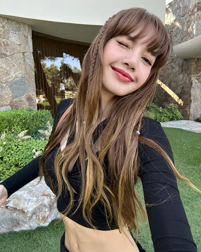 Just sitting in a foggy place, Lisa (BLACKPINK) still makes fans "crushing"  with a rare sexy image - Photo 6.