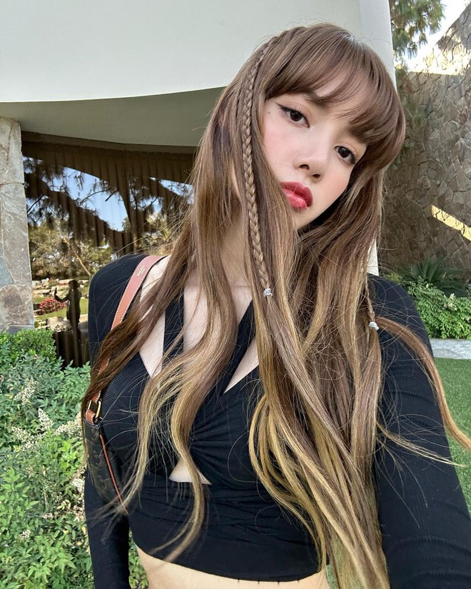 Just sitting in a foggy place, Lisa (BLACKPINK) still makes fans "crushing"  with a rare sexy image - Photo 6.