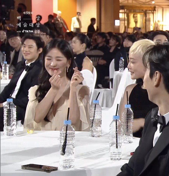 Clip: Song Hye Kyo - Lim Ji Yeon đến khi nhận giải Baeksang vẫn còn “hơn thua” như ở The Glory khiến trường quay dậy sóng - Ảnh 6.