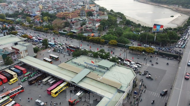 Bến Giáp Bát huy động thêm gần 200 xe, khách vẫn xếp hàng đông nghẹt để mua vé - Ảnh 9.