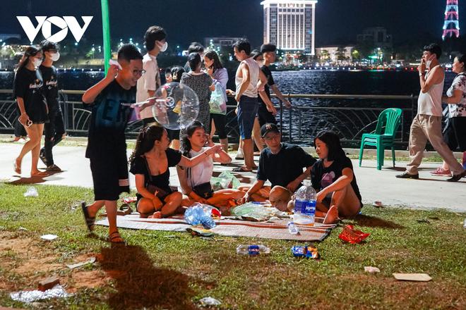 C&ocirc;ng vi&ecirc;n Văn Lang ngập trong r&aacute;c sau m&agrave;n ph&aacute;o hoa rực rỡ - Ảnh 3.