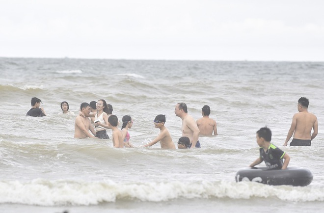 Hình ảnh biển Sầm Sơn ngày nghỉ lễ đầu tiên dịp 30-4 và 1-5 - Ảnh 8.