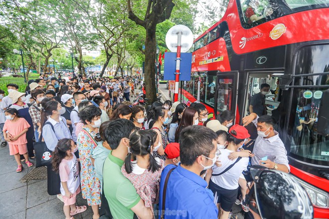 Xếp h&agrave;ng, chờ h&agrave;ng giờ trải nghiệm xe bu&yacute;t 2 tầng miễn ph&iacute; ng&agrave;y lễ - Ảnh 2.
