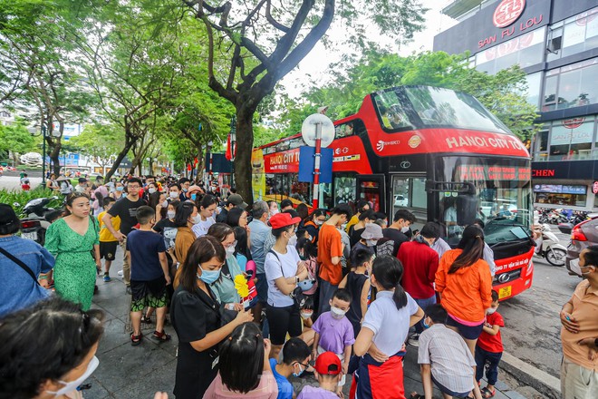 Xếp h&agrave;ng, chờ h&agrave;ng giờ trải nghiệm xe bu&yacute;t 2 tầng miễn ph&iacute; ng&agrave;y lễ - Ảnh 1.