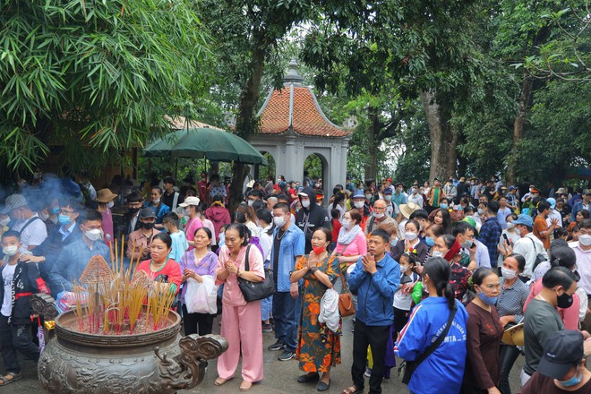 Ảnh: D&ograve;ng người ken cứng tại Đền H&ugrave;ng trong ng&agrave;y giỗ Tổ - Ảnh 11.