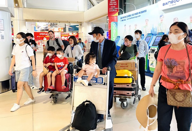 Sân bay Nội Bài nườm nượp khách trong ngày đầu nghỉ lễ - Ảnh 12.