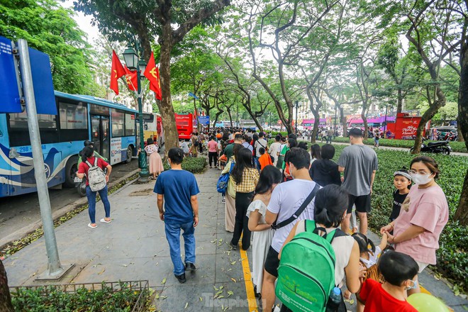 Xếp h&agrave;ng, chờ h&agrave;ng giờ trải nghiệm xe bu&yacute;t 2 tầng miễn ph&iacute; ng&agrave;y lễ - Ảnh 13.
