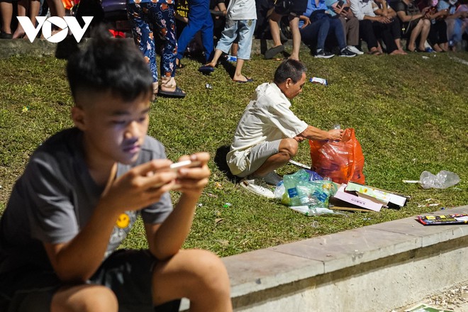C&ocirc;ng vi&ecirc;n Văn Lang ngập trong r&aacute;c sau m&agrave;n ph&aacute;o hoa rực rỡ - Ảnh 10.