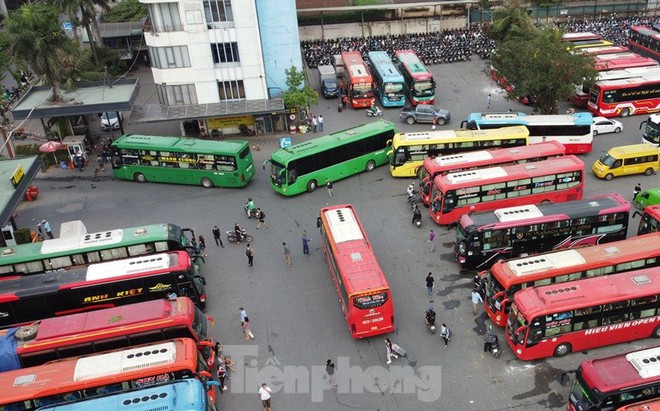 Bến Giáp Bát huy động thêm gần 200 xe, khách vẫn xếp hàng đông nghẹt để mua vé - Ảnh 7.