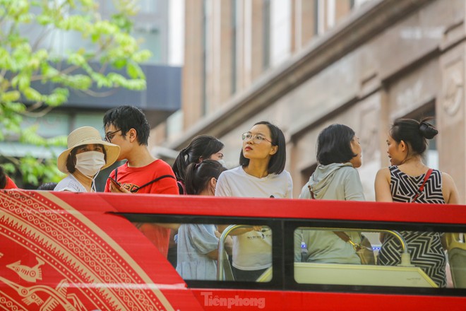 Xếp h&agrave;ng, chờ h&agrave;ng giờ trải nghiệm xe bu&yacute;t 2 tầng miễn ph&iacute; ng&agrave;y lễ - Ảnh 12.