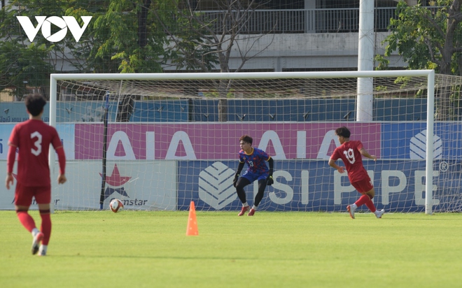 HLV Troussier sát sao với học trò trước ngày U22 Việt Nam ra quân tại SEA Games 32 - Ảnh 7.