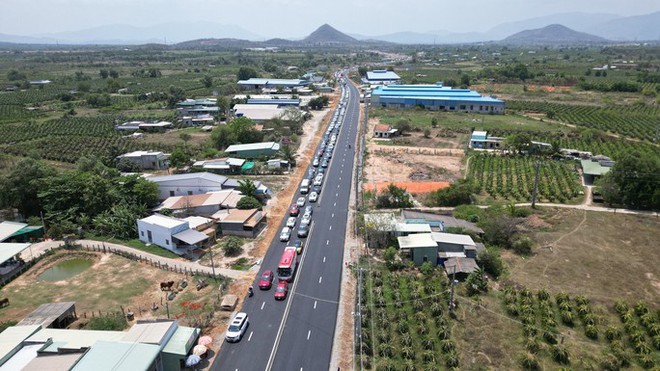 Tuyến cao tốc Dầu Giây - Phan Thiết ùn ứ ngày thông xe - Ảnh 5.