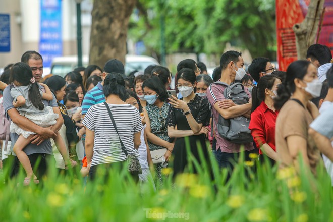 Xếp h&agrave;ng, chờ h&agrave;ng giờ trải nghiệm xe bu&yacute;t 2 tầng miễn ph&iacute; ng&agrave;y lễ - Ảnh 10.