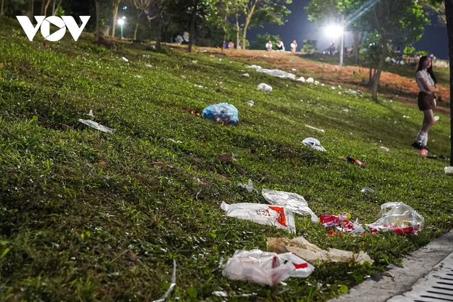 Công viên Văn Lang ngập trong rác sau màn pháo hoa rực rỡ - Ảnh 7.