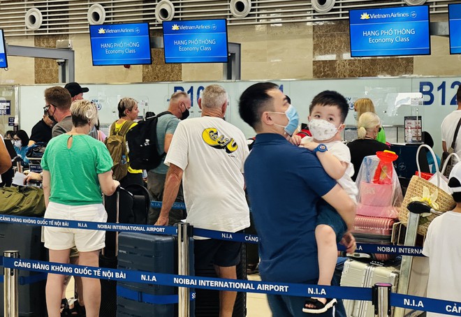Sân bay Nội Bài nườm nượp khách trong ngày đầu nghỉ lễ - Ảnh 8.