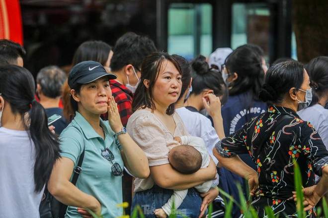 Xếp h&agrave;ng, chờ h&agrave;ng giờ trải nghiệm xe bu&yacute;t 2 tầng miễn ph&iacute; ng&agrave;y lễ - Ảnh 9.