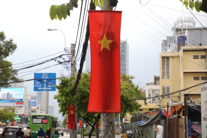 Đường phố TP HCM rực rỡ cờ hoa mừng ngày thống nhất - Ảnh 8.